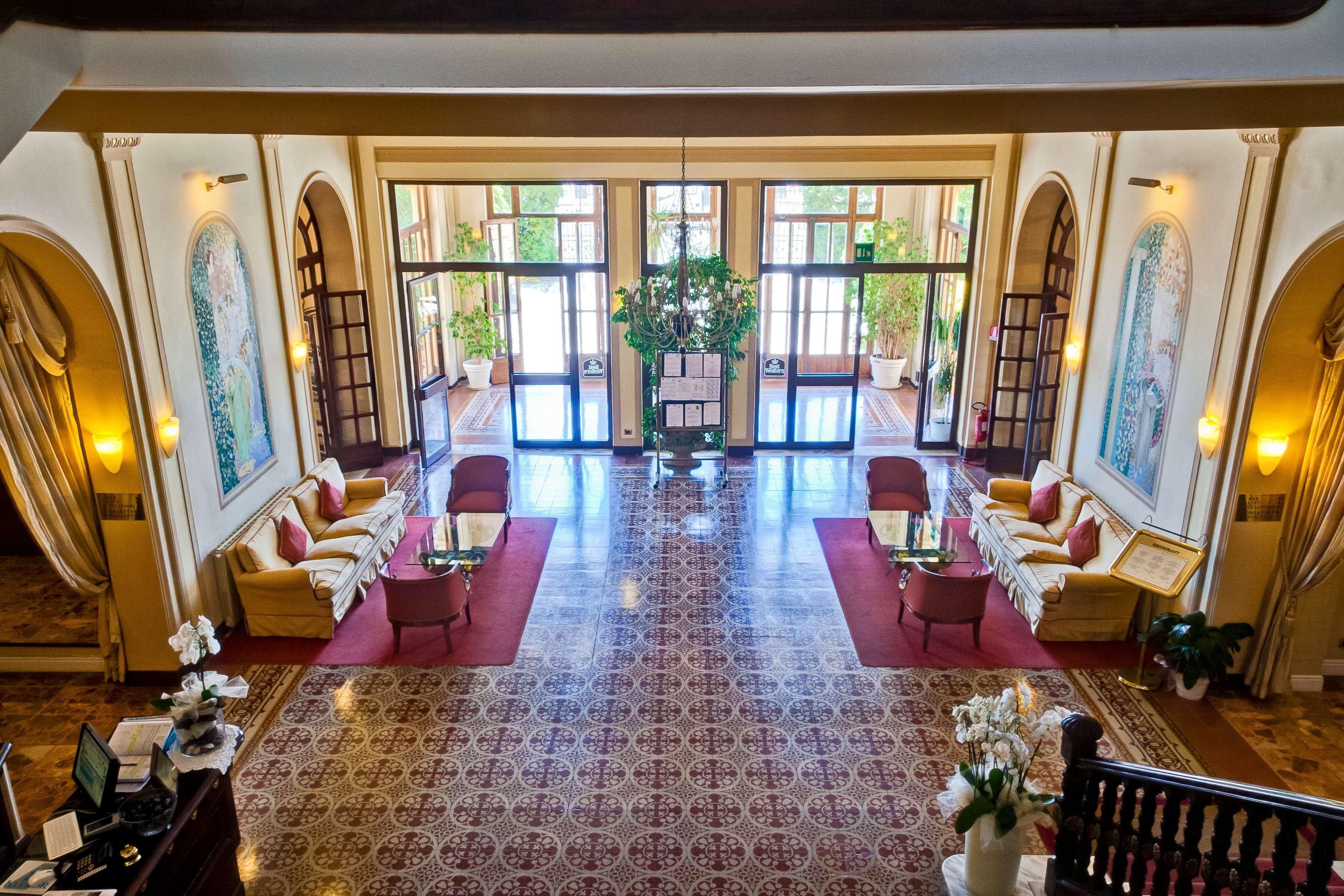 Grand Royal Hotel