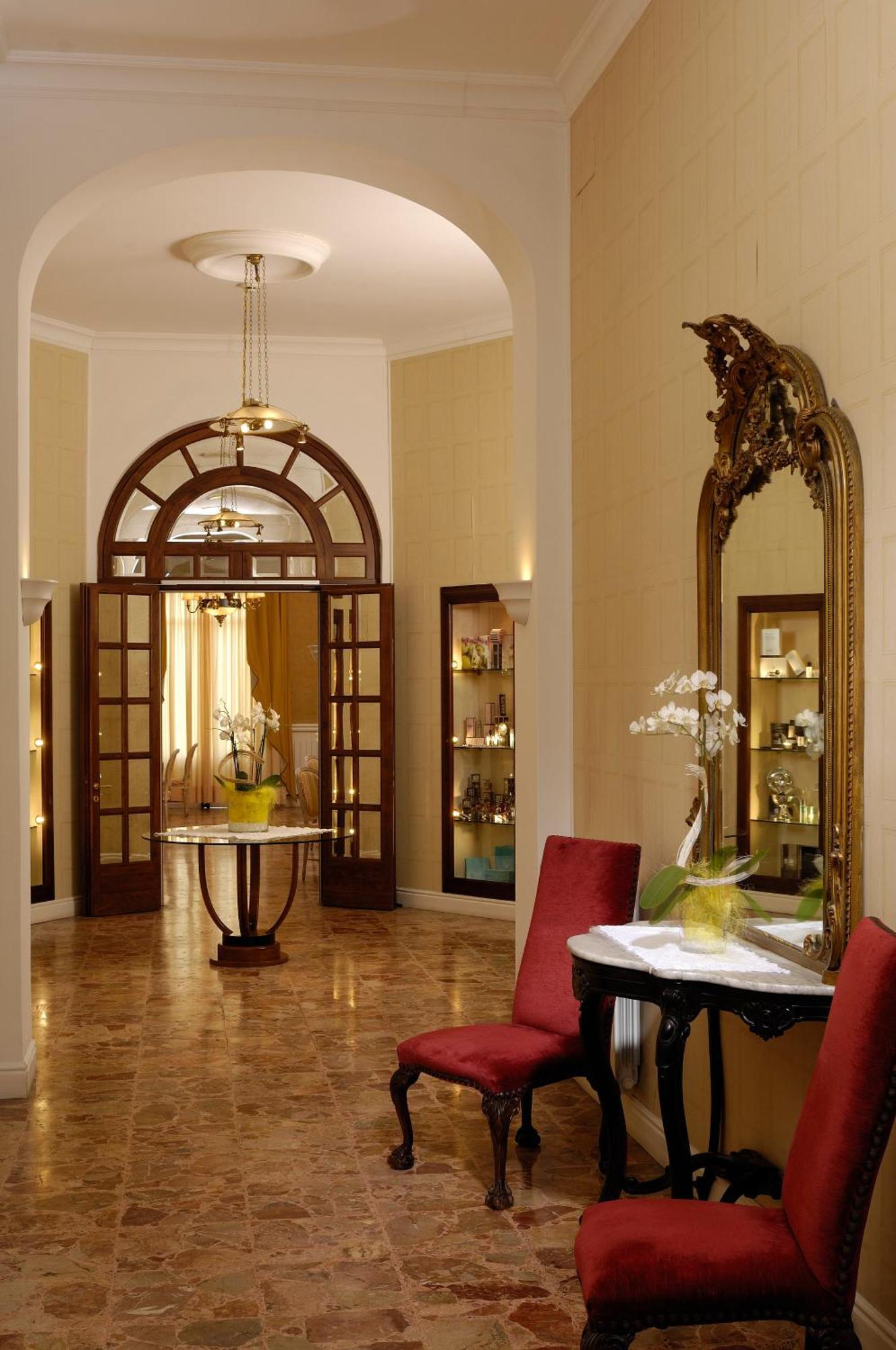 Hotel Grand Royal